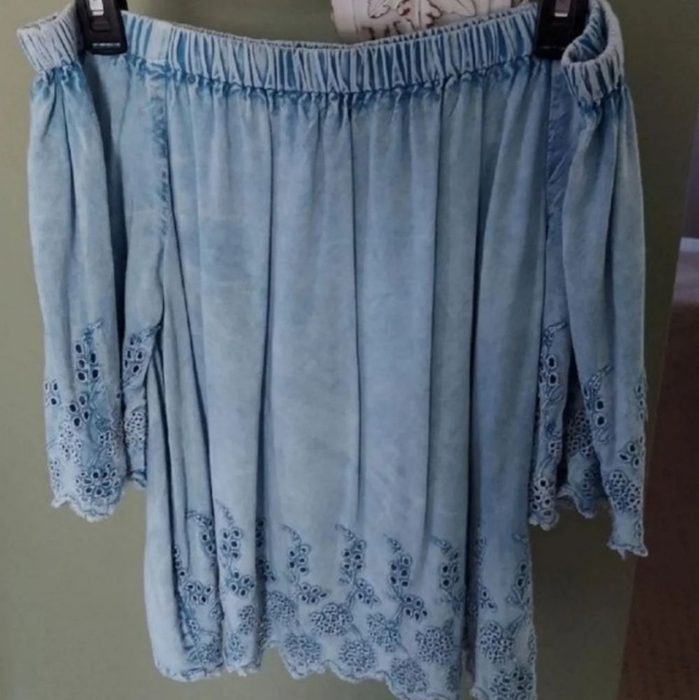NWOT BUTTERSOFT CHAMBRAY OFF-THE-SHOULDER SEMI-CROPPED BLOUSE LG D&Kade - NEW!